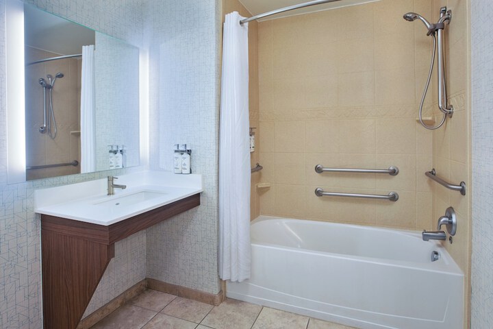 Holiday Inn Express Hotel & Suites Auburn Hills by IHG