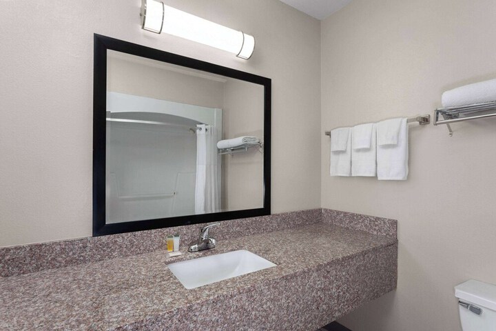 Days Inn & Suites by Wyndham Morris / I-80
