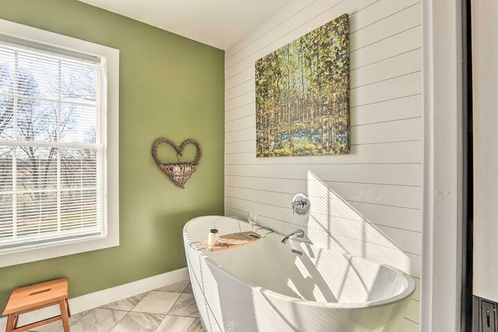 Morrisonville Manor w / Fire Pit & Hot Tub!