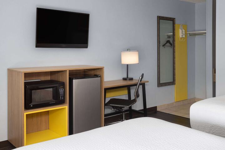 Days Inn by Wyndham Queensbury / Lake George