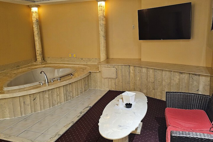 Room 4 of 12