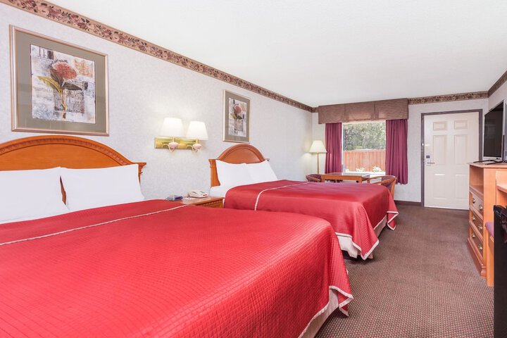 Room 5 of 16