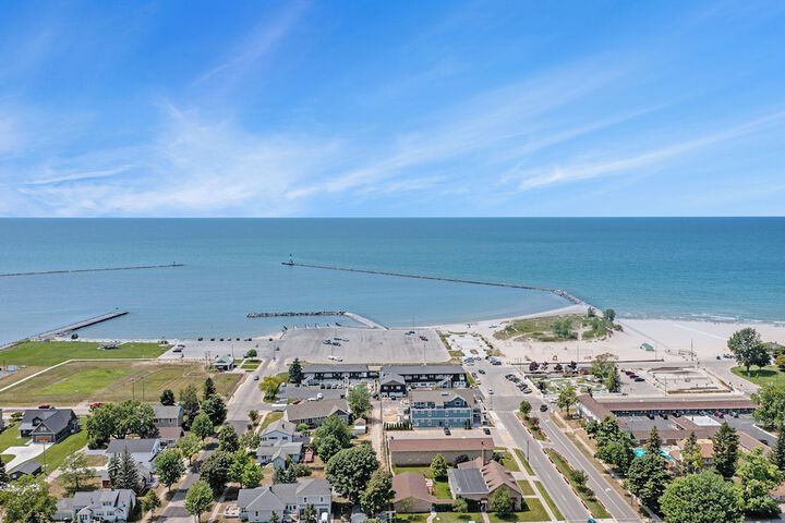 Snyders Shoreline Inn