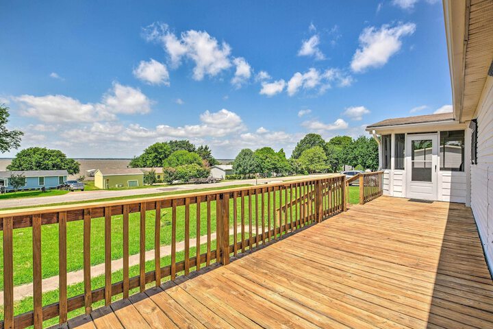 Cedar Creek Lake Access: Retreat w / Deck
