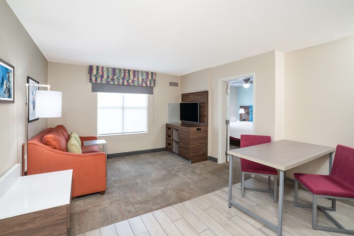 Room 6 of 33
