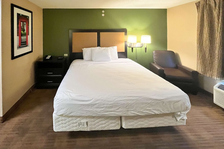 Room 13 of 27