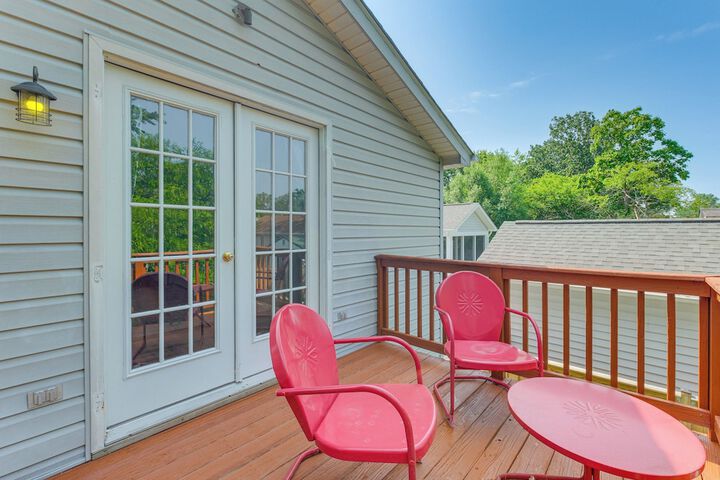 Adorable Cottage: Fire Pit Walk to Colonial Beach