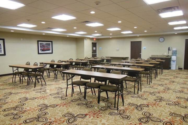 Holiday Inn Express & Suites Washington - Meadow Lands by IHG