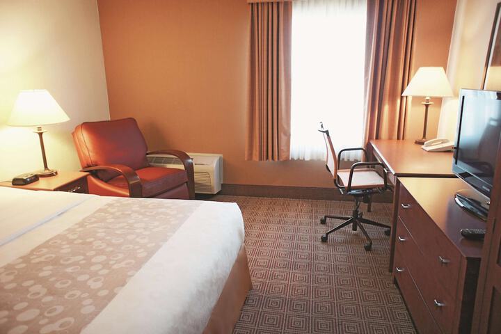 La Quinta Inn & Suites by Wyndham Stamford / New York City