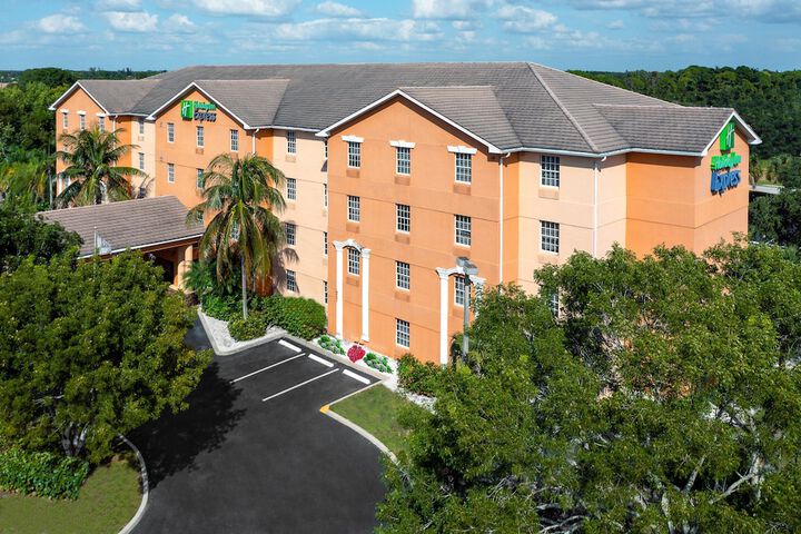 Holiday Inn Express & Suites Naples North - Bonita Springs by IHG