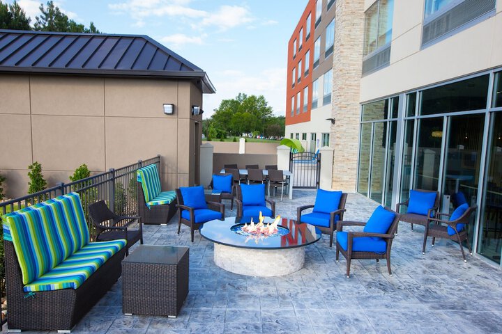 Holiday Inn Express & Suites Greenwood Mall by IHG