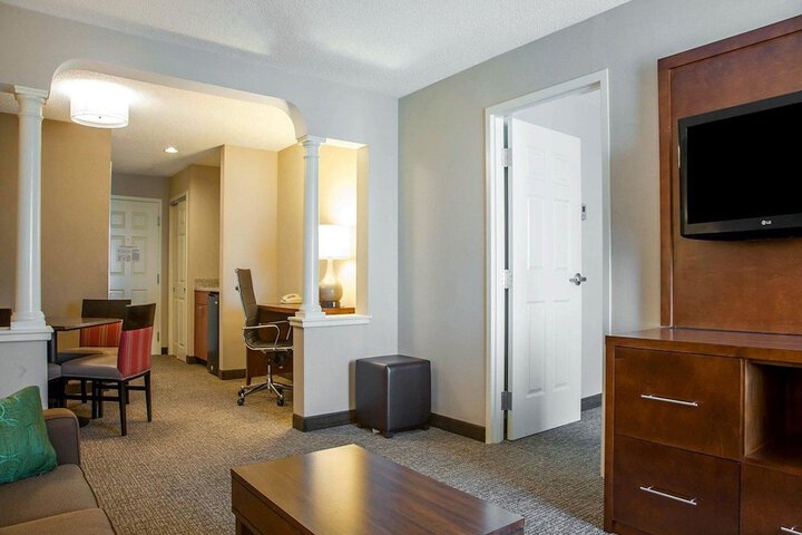Comfort Suites West Warwick - Providence