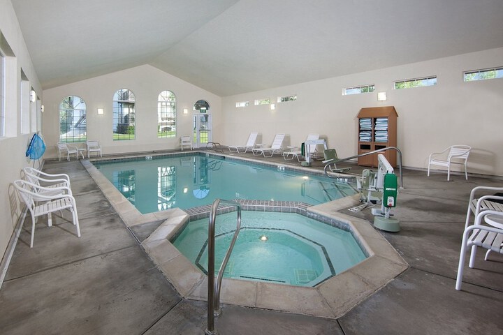 Family Getaway skiing Ice Castles & Golf Course 2204 2 Bedroom Apts by RedAwning