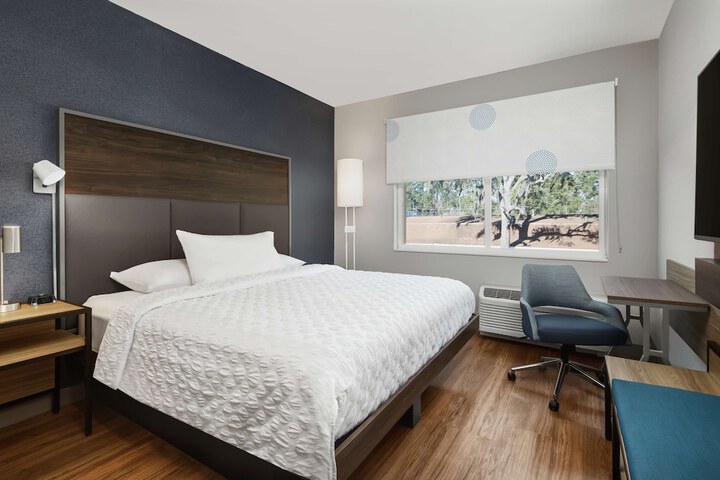Room 11 of 25