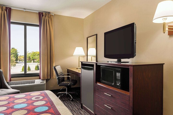 Super 8 by Wyndham Germantown / Milwaukee