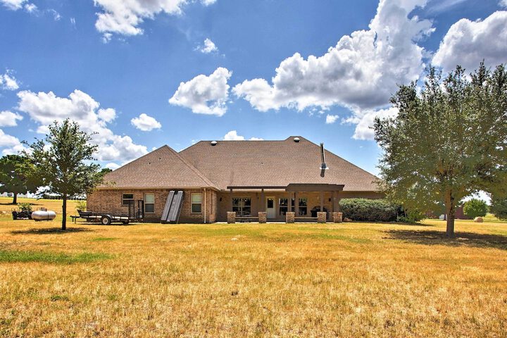 Spacious Stallion Lake Ranch Home w / Patio