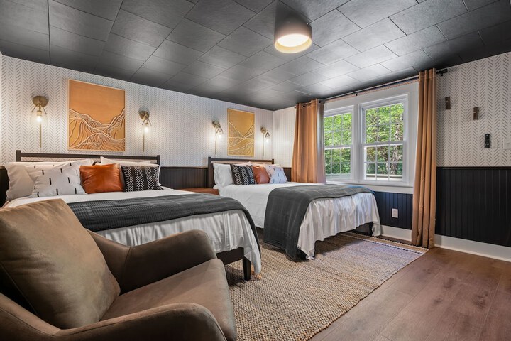 The Aurora Inn & Cottages