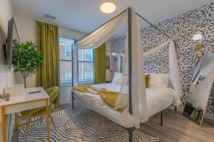 Opulence in Olive with Free Parking 2 BR 2 baths Suite, 5 beds and Sleeps 8