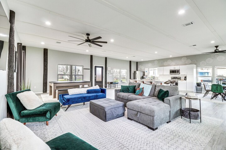 Modern Farmhouse in Del Valle: Rural Setting!