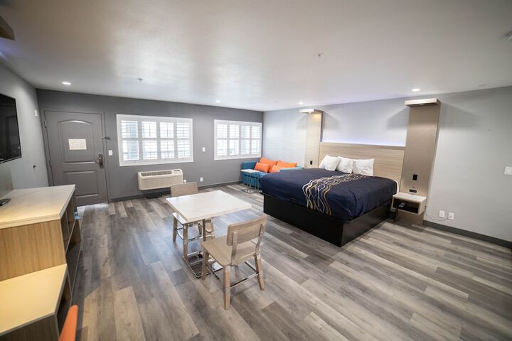 Room 35 of 73