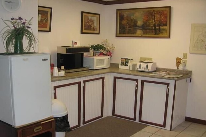 Red Carpet Inn & Suites