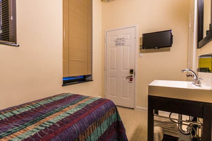 Room 26 of 40