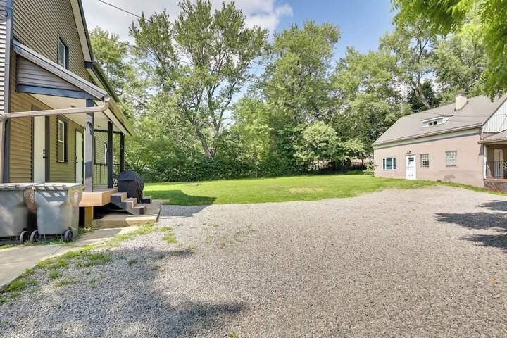 3 Mi to Downtown Youngstown: Apt w / Deck!