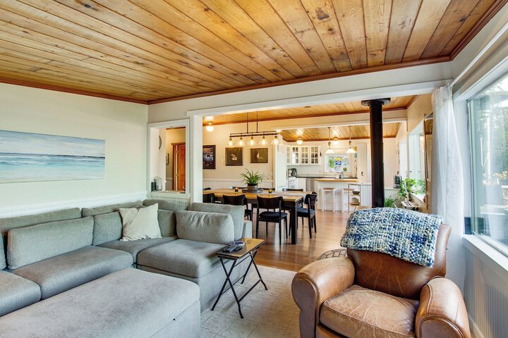 Puget Sound Cottage w / Private Community Beach!