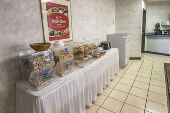 Econo Lodge Inn & Suites