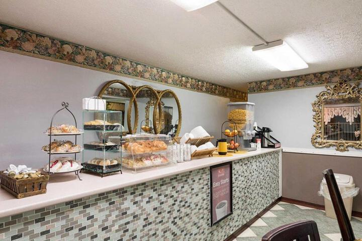 Econo Lodge Inn and Suites