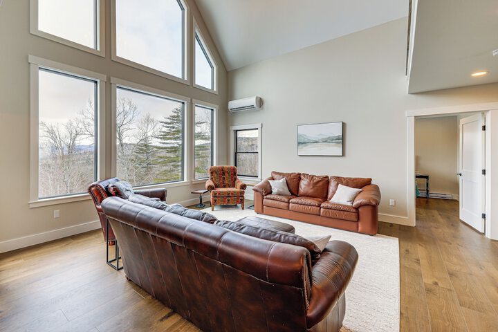Mountain-view Home in Stoneham w / Hot Yoga Studio!