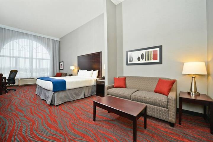 Holiday Inn Express & Suites Utica by IHG