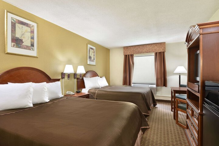 Howard Johnson Hotel & Suites by Wyndham Allentown / Dorney
