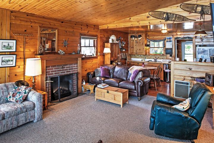Newport Cabin w / Lakefront Private Porch & Grill!