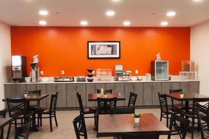 The Grove Inn & Suites