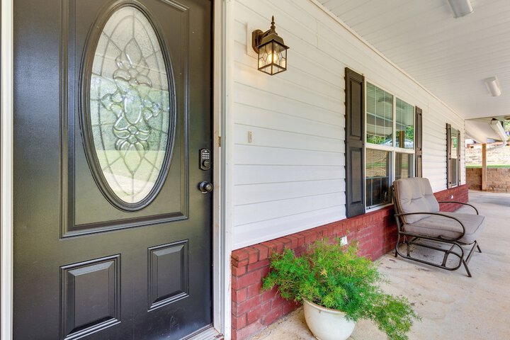 Rural Retreat w / Covered Porch Near Jackson