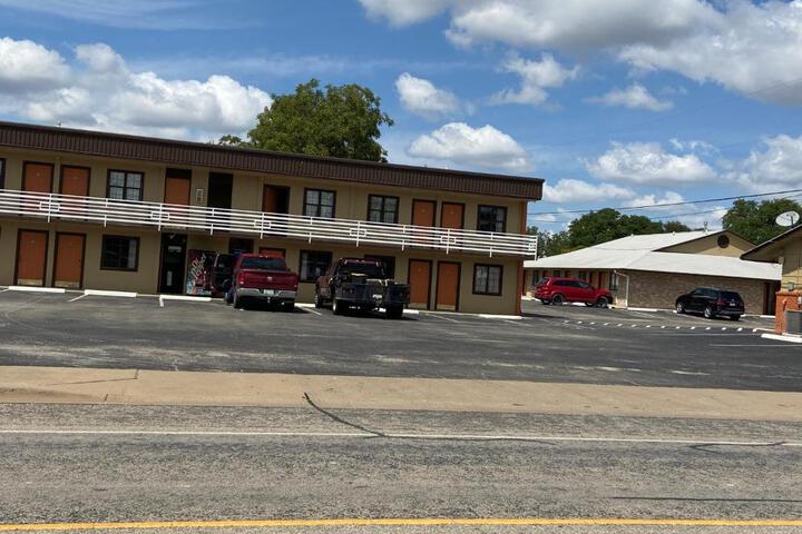 Redbud Inn
