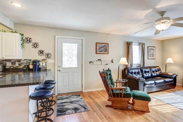 Pierre Vacation Rental w / Grill & Fenced Yard