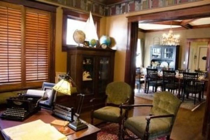 Lounge 22 of 23