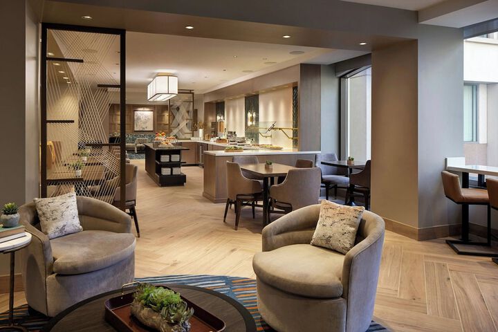 Lounge 72 of 79