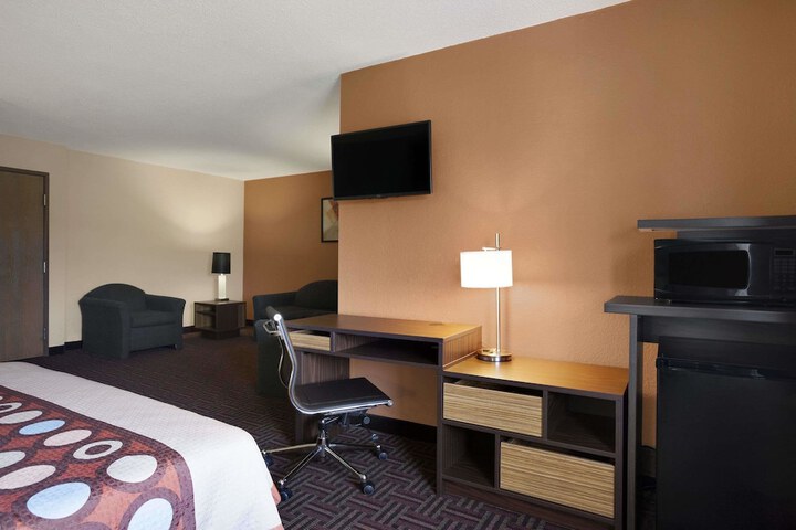 Room 7 of 12