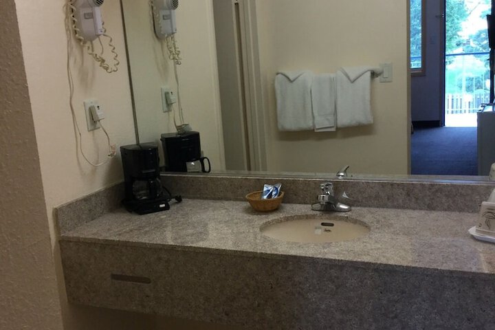 Belmont Inn & Suites