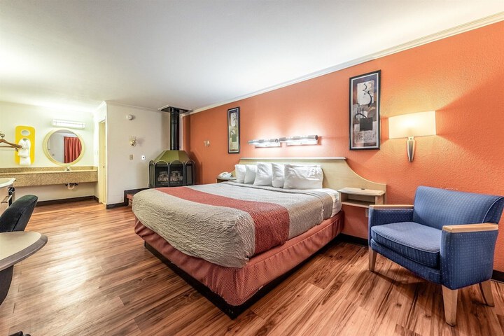 Motel 6 Gatlinburg TN - Smoky Mountains