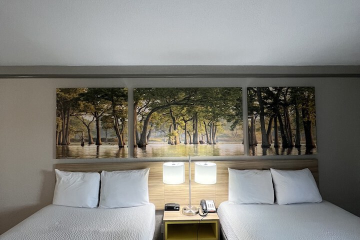 Room 33 of 62