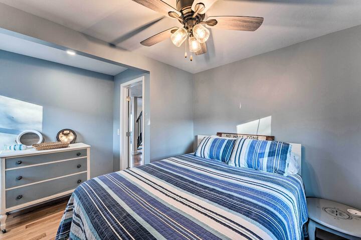 Lakefront Home w / Gorgeous Sunsets Kayaks, & Pier