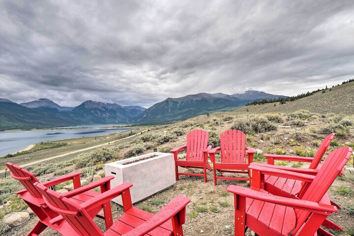 Breathtaking Views: Twin Lakes Retreat w / Deck