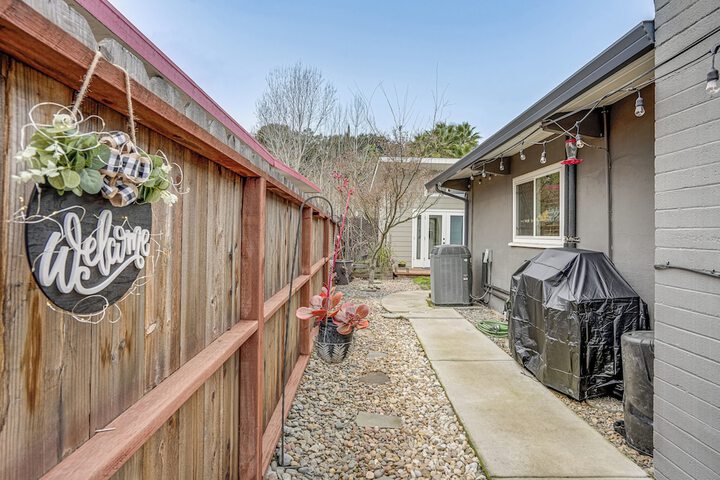 Pacheco / martinez Studio: 22 Mi to Dtwn Oakland!