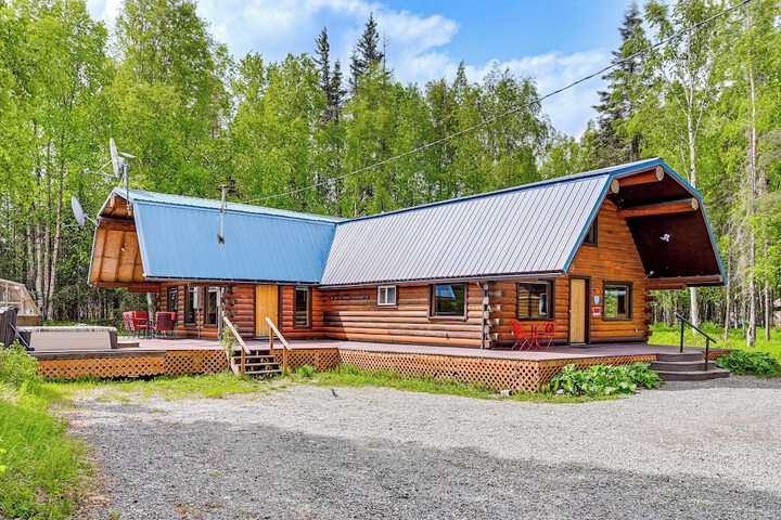 Roomy Log Cabin w / Hot Tub Walk to Kenai River!