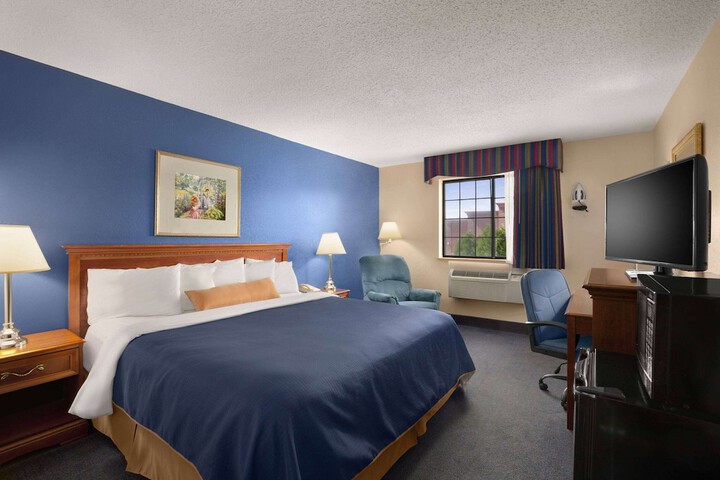 Room 6 of 12
