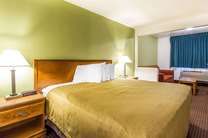 Econo Lodge Inn & Suites Pekin - Peoria Area